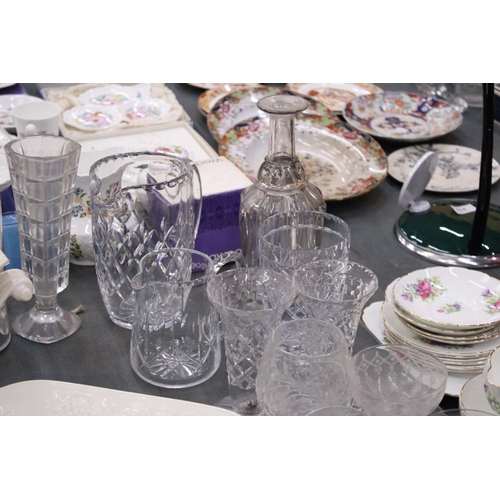 832 - A QUANTITY OF GLASSWARE TO INCLUDE JUGS, VASES, BRANDY BALLOONS, TUMBLERS, ETC