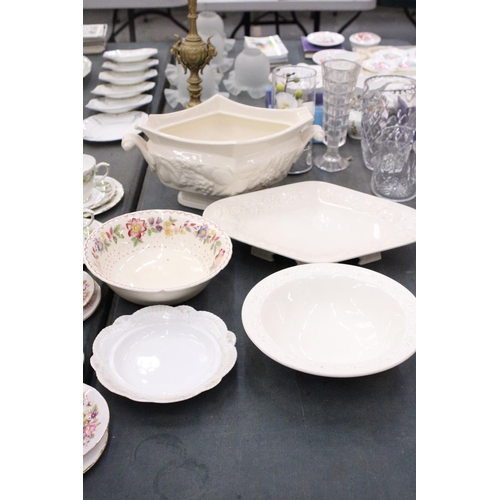 834 - THREE LARGE PIECES OF ROYAL WORCESTER TO INCLUDE A SERVING DISH, SERVING PATE AND BOWL, ETC