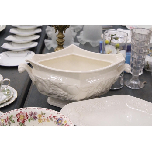 834 - THREE LARGE PIECES OF ROYAL WORCESTER TO INCLUDE A SERVING DISH, SERVING PATE AND BOWL, ETC