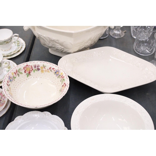 834 - THREE LARGE PIECES OF ROYAL WORCESTER TO INCLUDE A SERVING DISH, SERVING PATE AND BOWL, ETC