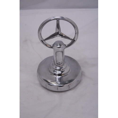 836 - A CHROME MERCEDES BENZ EMBLEM ON A BASE, HEIGHT 23CM