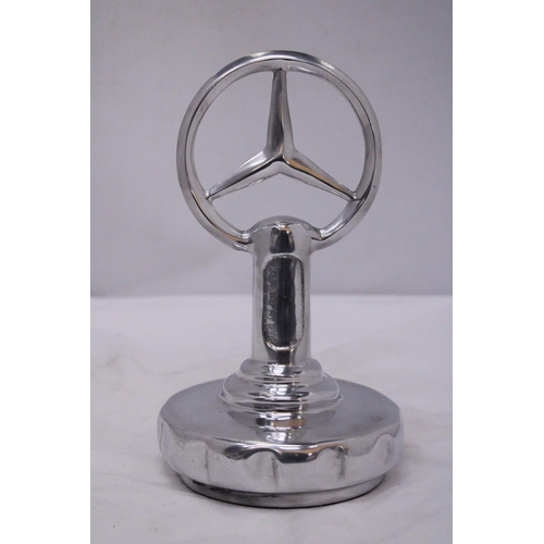 836 - A CHROME MERCEDES BENZ EMBLEM ON A BASE, HEIGHT 23CM