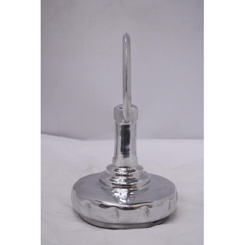 836 - A CHROME MERCEDES BENZ EMBLEM ON A BASE, HEIGHT 23CM