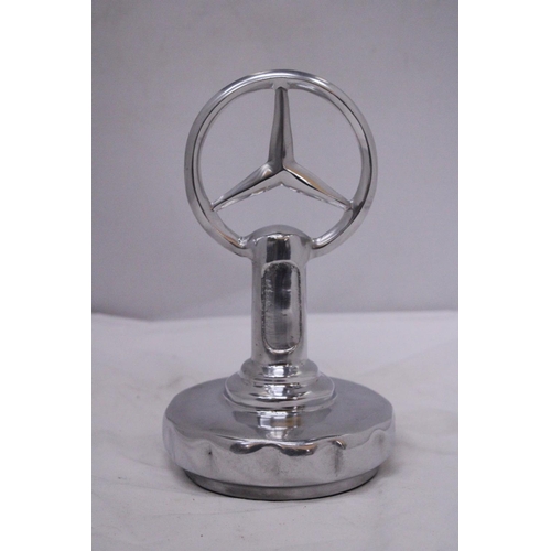 836 - A CHROME MERCEDES BENZ EMBLEM ON A BASE, HEIGHT 23CM