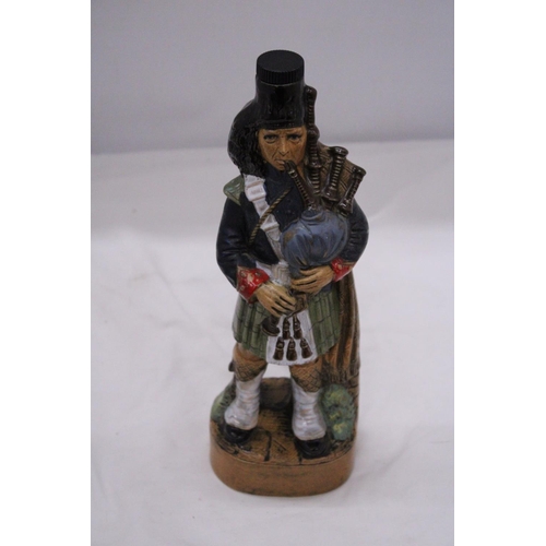 855 - A 1978 CERAMIC MILITARY BAGPIPER DECANTER, HEIGHT 32CM