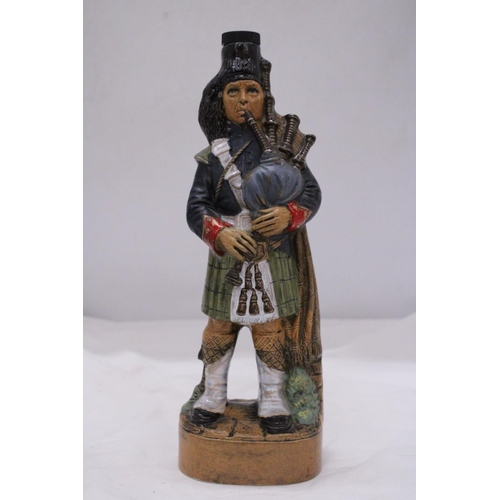 855 - A 1978 CERAMIC MILITARY BAGPIPER DECANTER, HEIGHT 32CM