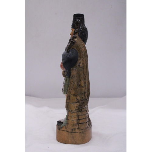 855 - A 1978 CERAMIC MILITARY BAGPIPER DECANTER, HEIGHT 32CM