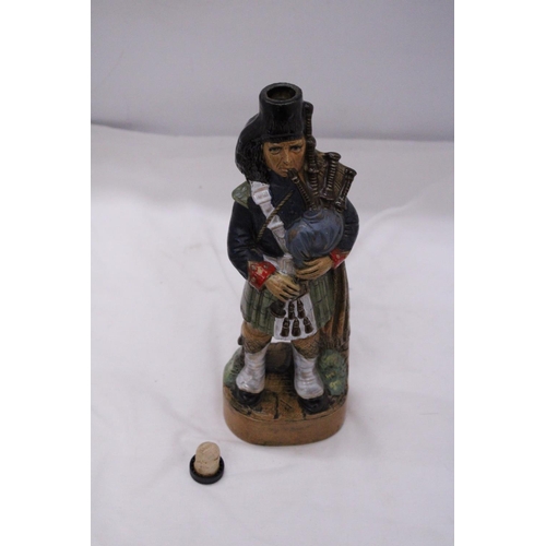 855 - A 1978 CERAMIC MILITARY BAGPIPER DECANTER, HEIGHT 32CM