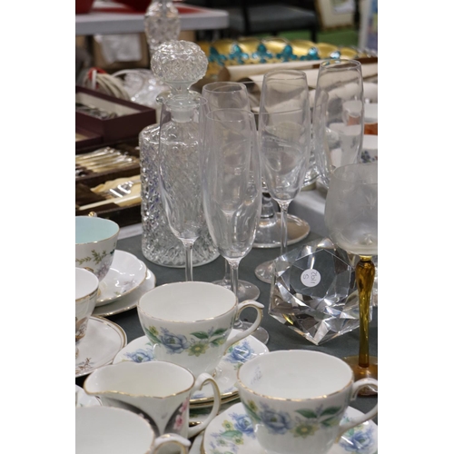 920 - A QUANTITY OF GLASSWARE TO INCLUDE DRINKING GLASSES, PAPERWEIGHT, DECANTER, ETC.,