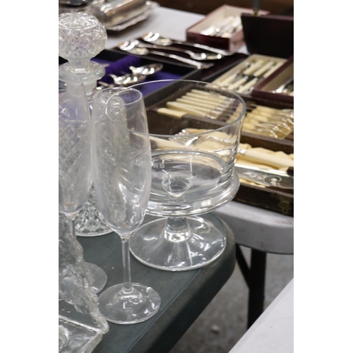 920 - A QUANTITY OF GLASSWARE TO INCLUDE DRINKING GLASSES, PAPERWEIGHT, DECANTER, ETC.,