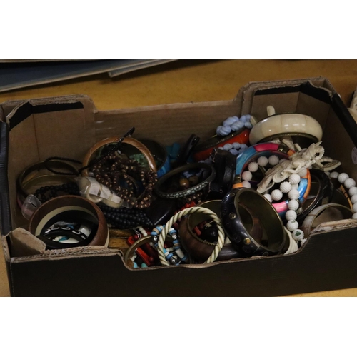 927 - A QUANTITY OF COSTUME JEWELLERY BANGLES, BRACELETS, NECKLACES, ETC, PLUS PURSES AND FIGURES