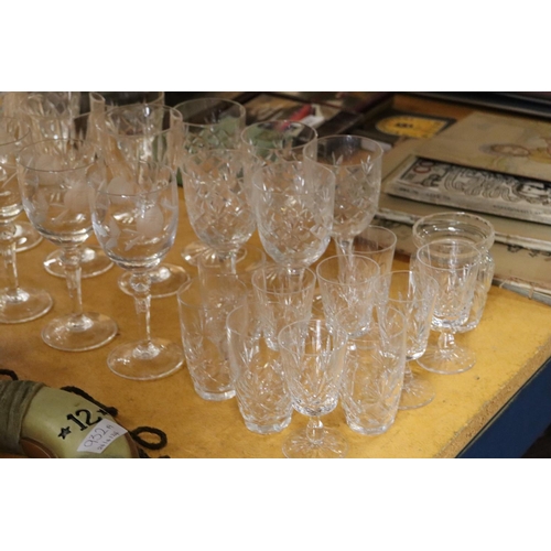 933 - A COLLECTION OF GLASSES TO INCLUDE ETCJED WINE GLASSES, SHERRY, ETC