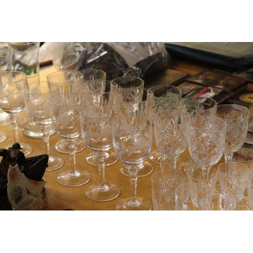 933 - A COLLECTION OF GLASSES TO INCLUDE ETCJED WINE GLASSES, SHERRY, ETC