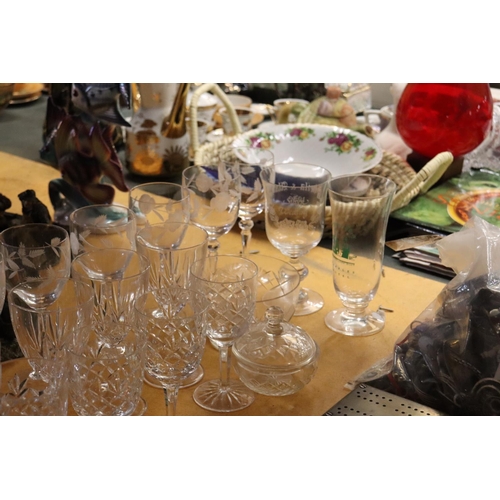 933 - A COLLECTION OF GLASSES TO INCLUDE ETCJED WINE GLASSES, SHERRY, ETC