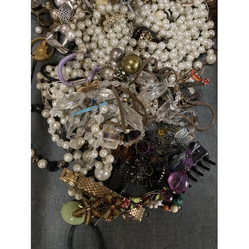 964 - A QUANTITY OF COSTUME JEWELLERY TO INCLUDE NECKLACES, EARRINGS, BROOCHES ETC