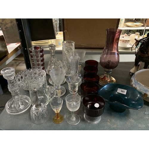 985 - A MIXED LOT OF GLASSEWARE TO INCLUDE CANDLESTICKS, VASES, DESSERT BOWLS ETC