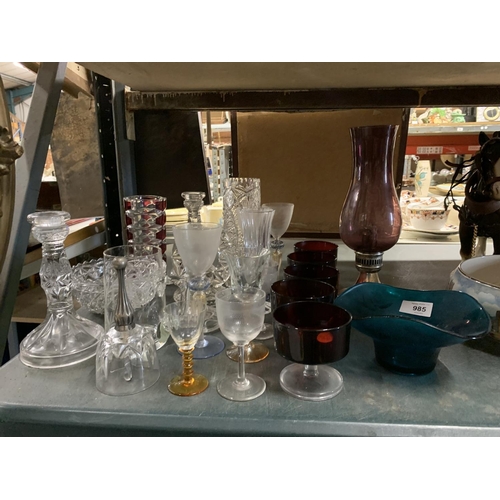 985 - A MIXED LOT OF GLASSEWARE TO INCLUDE CANDLESTICKS, VASES, DESSERT BOWLS ETC