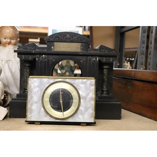 1073A - A VERY HEAVY VINTAGE SLATE MANTLE CLOCK BODY, WITH BRASS INSCRIPTION PLATE, PLUS A METMEC MANTLE CLO... 