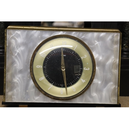 1073A - A VERY HEAVY VINTAGE SLATE MANTLE CLOCK BODY, WITH BRASS INSCRIPTION PLATE, PLUS A METMEC MANTLE CLO... 