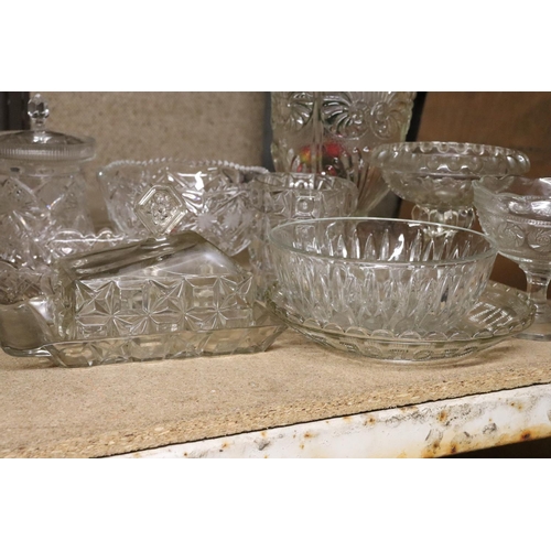 1219 - A QUANTITY OF GLASSWARE TO INCLUDE A LARGE VASE, BOWLS, FOOTED BOWLS, A CHEESE DISH, ETC