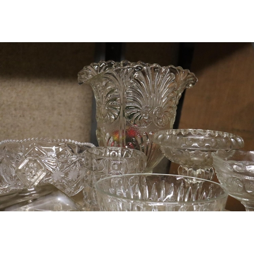 1219 - A QUANTITY OF GLASSWARE TO INCLUDE A LARGE VASE, BOWLS, FOOTED BOWLS, A CHEESE DISH, ETC