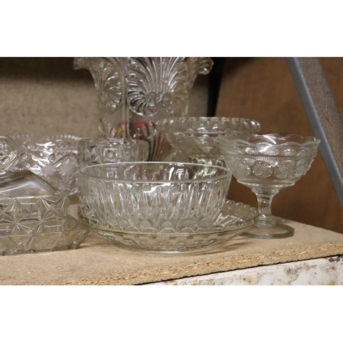 1219 - A QUANTITY OF GLASSWARE TO INCLUDE A LARGE VASE, BOWLS, FOOTED BOWLS, A CHEESE DISH, ETC