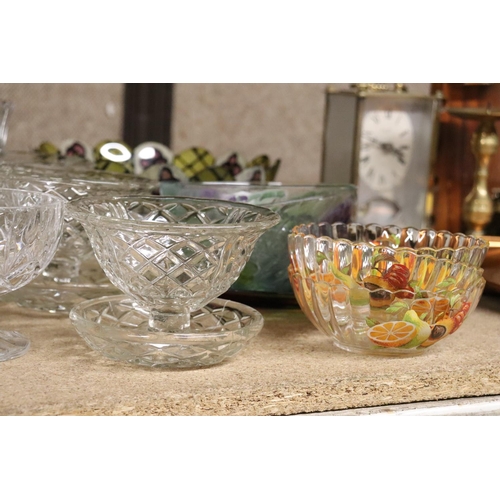 1222 - A QUANTITY OF GLASSWARE TO INCLUDE A LARGE COLOURED BOWL, DESSERT BOWLS, A JUG, ETC