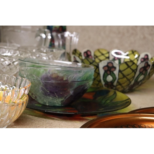 1222 - A QUANTITY OF GLASSWARE TO INCLUDE A LARGE COLOURED BOWL, DESSERT BOWLS, A JUG, ETC