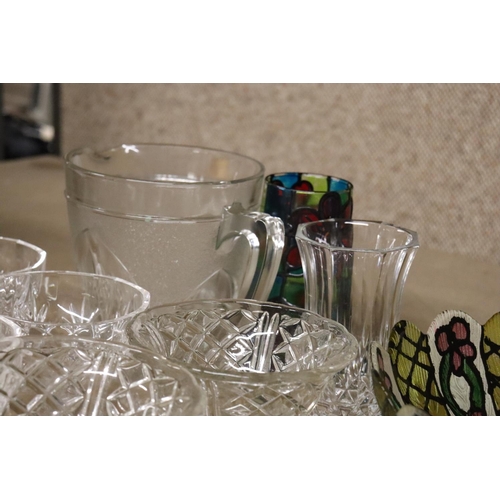 1222 - A QUANTITY OF GLASSWARE TO INCLUDE A LARGE COLOURED BOWL, DESSERT BOWLS, A JUG, ETC