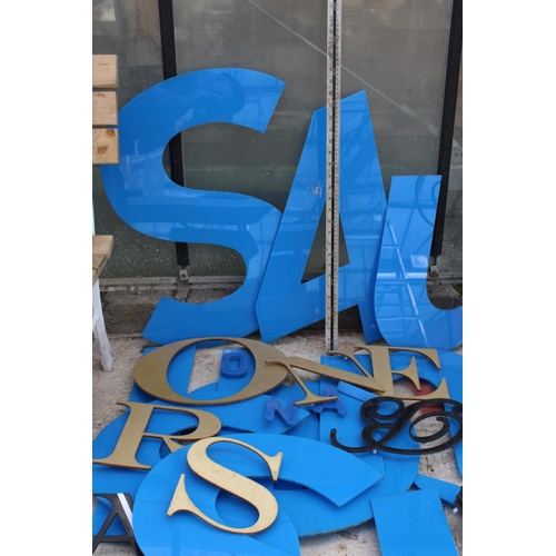 1630 - A LARGE ASSORTMENT OF VARIOUS SIZED PERSPEX SIGN MAKING LETTERS