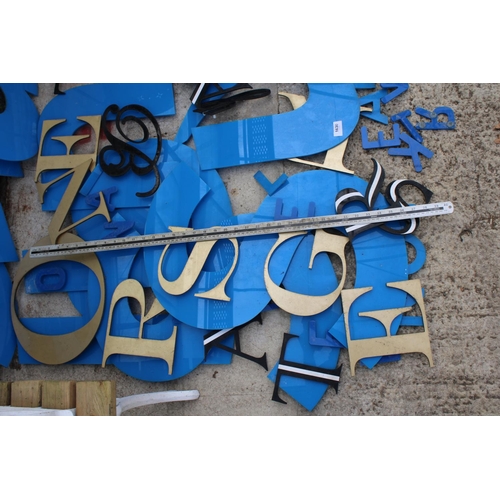 1630 - A LARGE ASSORTMENT OF VARIOUS SIZED PERSPEX SIGN MAKING LETTERS