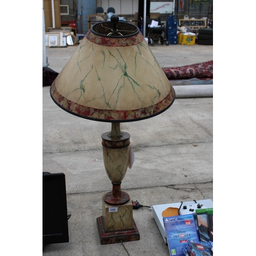 2426 - A LARGE ORNATE AND DECORATIVE TABLE LAMP WITH SHADE