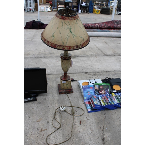 2426 - A LARGE ORNATE AND DECORATIVE TABLE LAMP WITH SHADE