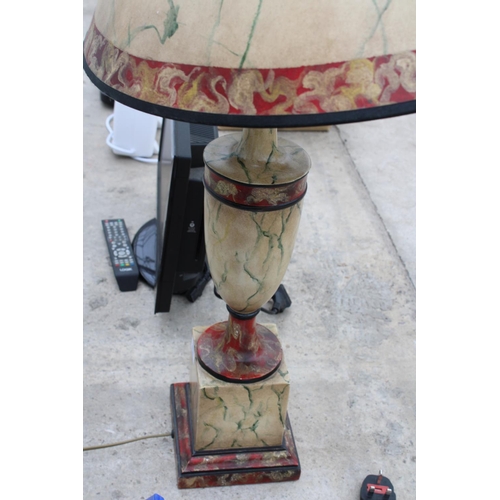 2426 - A LARGE ORNATE AND DECORATIVE TABLE LAMP WITH SHADE