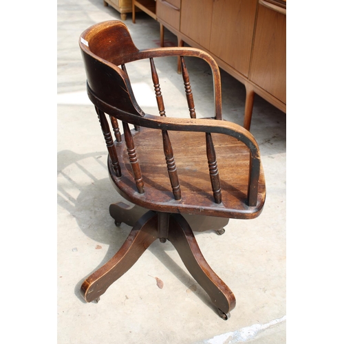 2525 - AN EDWARDIAN OAK SWIVEL DESK CHAIR WITH TURNED UPRIGHTS