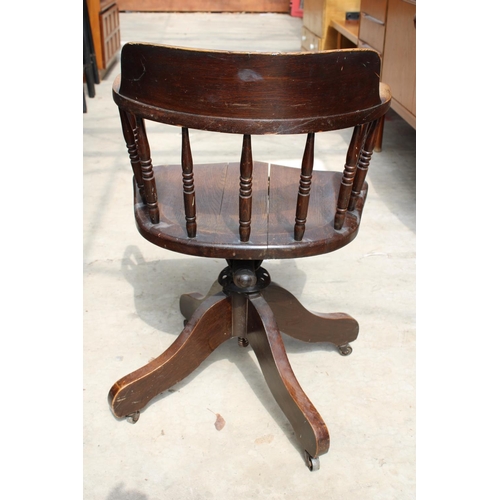 2525 - AN EDWARDIAN OAK SWIVEL DESK CHAIR WITH TURNED UPRIGHTS