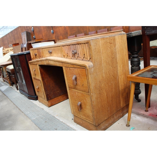 2590 - A MID 20TH CENTURY OAK DRESSING TABLE BASE