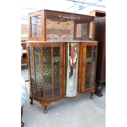 2622 - A MID 20TH CENTURY WALNUT DISPLAY CABINET ENCLOSING REVOLVING MIRRORED 4 BOTTLE WINE RACK, 40