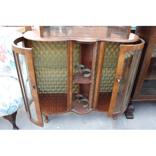 2622 - A MID 20TH CENTURY WALNUT DISPLAY CABINET ENCLOSING REVOLVING MIRRORED 4 BOTTLE WINE RACK, 40