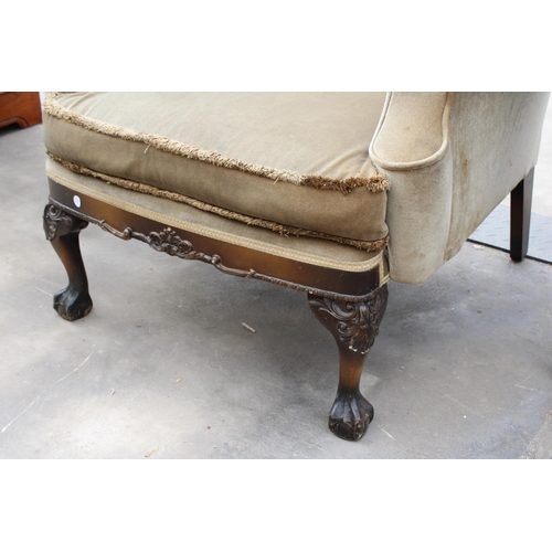 2859 - A GEORGIAN STYLE WINGED BUTTON-BACK EASY CHAIR ON FRONT CABRIOLE LEGS WITH CARVED KNEES ON BALL AND ... 