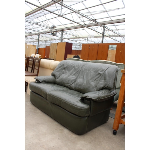 2922 - A MODERN GREEN LEATHER TWO SEATER SETTEE