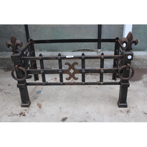 1504 - A DECORATIVE VINTAGE CAST IRON FIRE GRATE