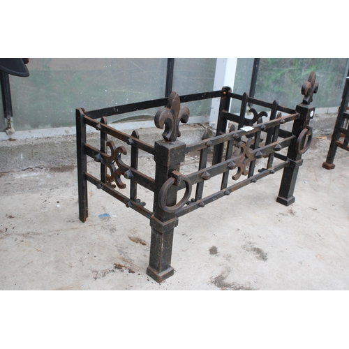 1504 - A DECORATIVE VINTAGE CAST IRON FIRE GRATE