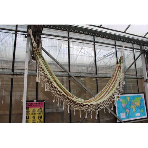 1513 - A MATERIAL GARDEN HAMMOCK