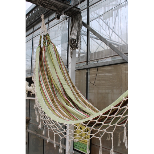 1513 - A MATERIAL GARDEN HAMMOCK