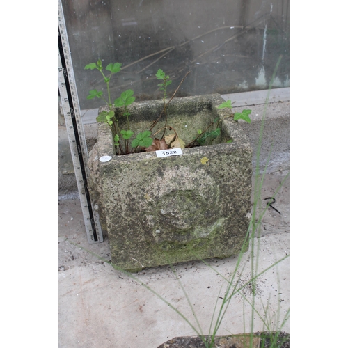 1522 - A SMALL RECONSTITUTED STONE PLANTER