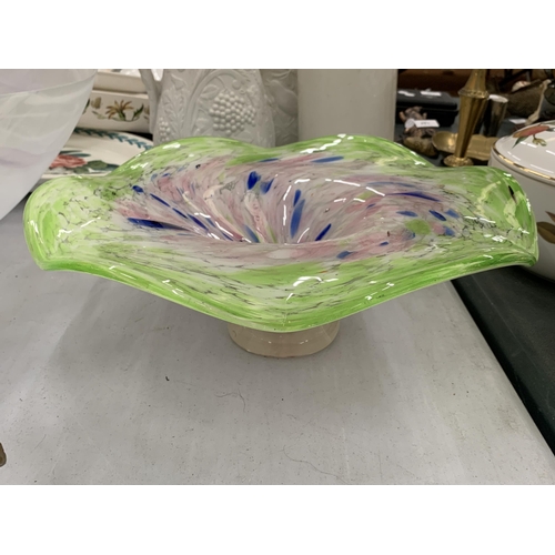 101 - AN ART GLASS MURANO STYLE FLARED GLASS FOOTED BOWL