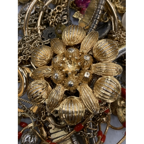 103 - A QUANTITY OF YELLOW METAL COSTUME JEWELLERY