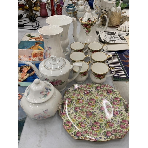 128 - A QUANTITY OF COLLECTABLE CERAMICS TO INCLUDE A ROYAL ALBERT OLD COUNTRY ROSES COFFEEPOT AND MUGS, A... 