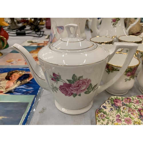 128 - A QUANTITY OF COLLECTABLE CERAMICS TO INCLUDE A ROYAL ALBERT OLD COUNTRY ROSES COFFEEPOT AND MUGS, A... 